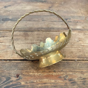Vintage Small Brass Scalloped Edge Floral Themed Handled Pedestal Basket Centerpiece Brass Table Décor Brass Baskets