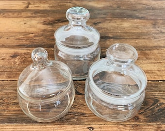 Set van 3 niet-overeenkomende kleine vintage potten van geëtst en helder glas Retro keukenglazen potten Vintage keukenvoorraadpotten potten