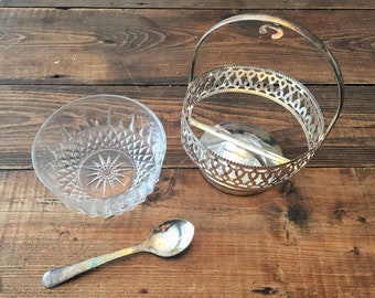 Kryddfat i slipat glas och silvermetall med serveringssked/Vintage relishfat med metallställ och silvermetallsked, samlarfat