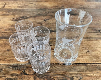 Vintage Glas geätzte Saftkaraffe und 4 passende Gläser / Glas Weinkaraffe und Gläser / Rebe geätzte Karaffe und kleines Glas-Set