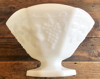 Große schöne Vintage Milchglas Obstschale / Traube gemusterte unmarkierte Milchglas Sockelschale / Sammler Milchglas
