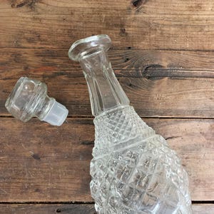 Large Cut Glass Vintage Decanter Classic Wide Bottom Vintage Liquor Decanter with Glass and Plastic Stopper Decorative Glass Decanter