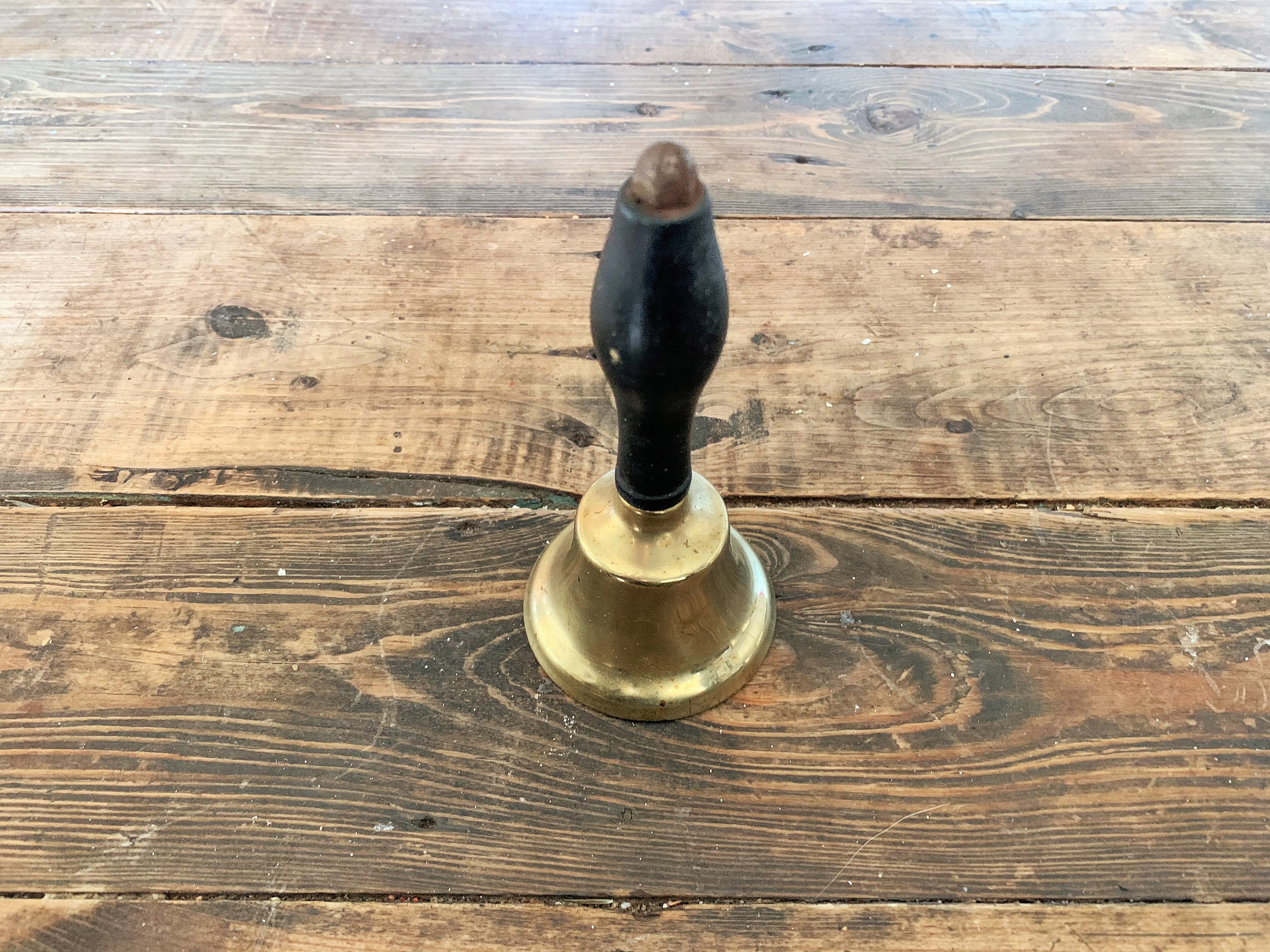 木製ハンドル付き小型真鍮ハンドベル、ヴィンテージ真鍮ハンドベル