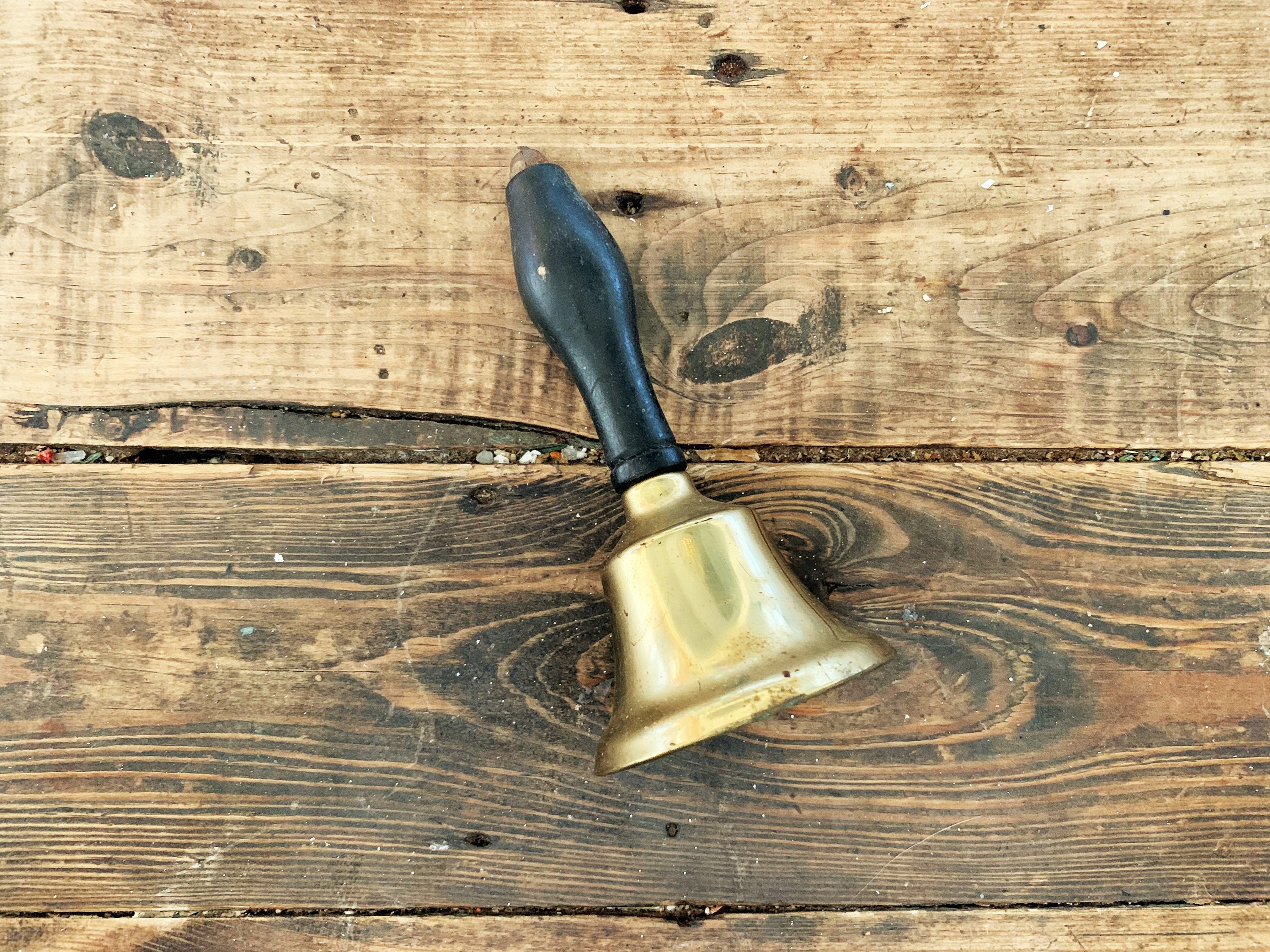 真鍮製ハンドベル 木製ハンドル付き　小 木製ハンドル付き小型真鍮ハンドベル、ヴィンテージ真鍮ハンドベル