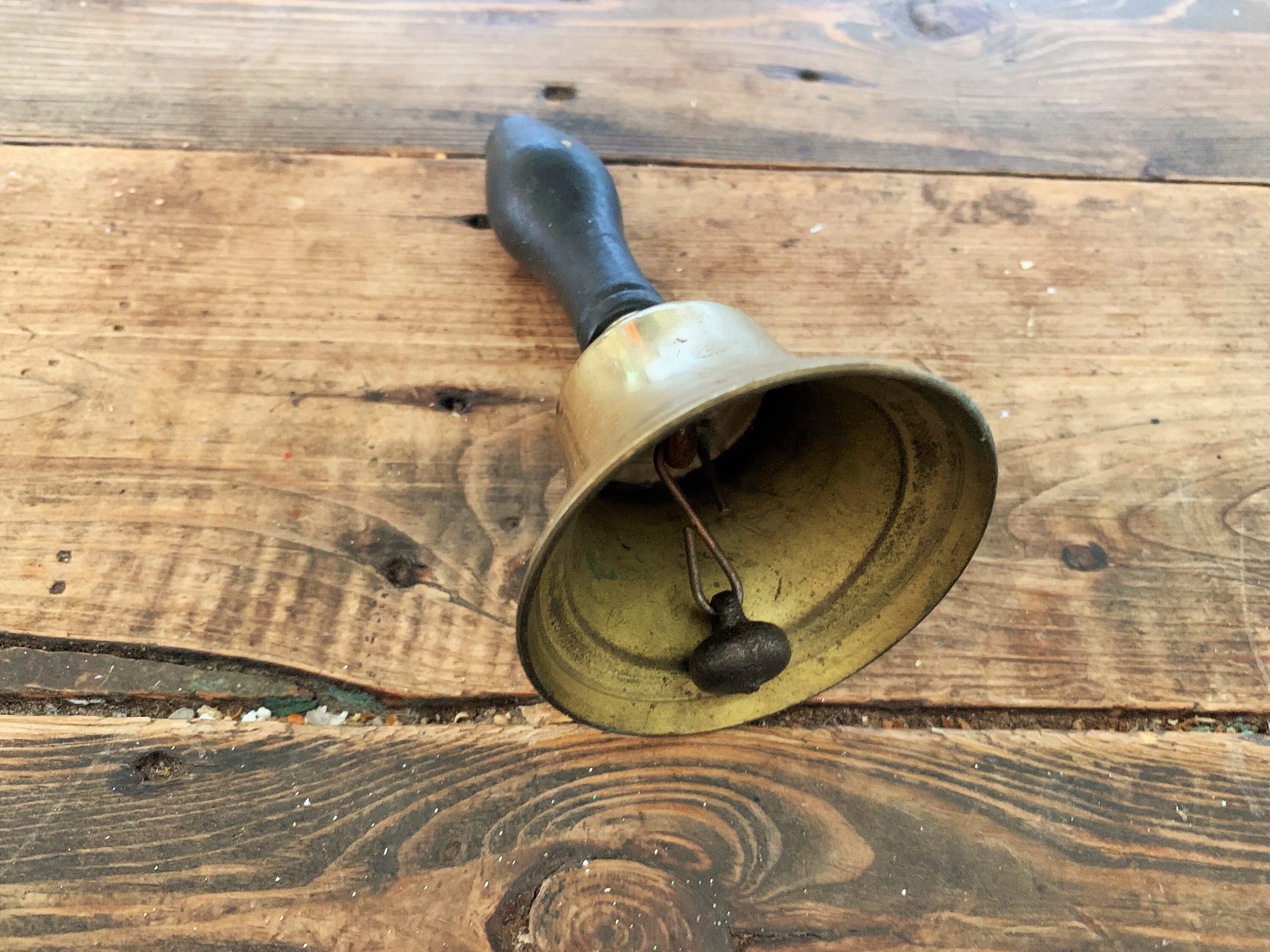 木製ハンドル付き小型真鍮ハンドベル、ヴィンテージ真鍮ハンドベル