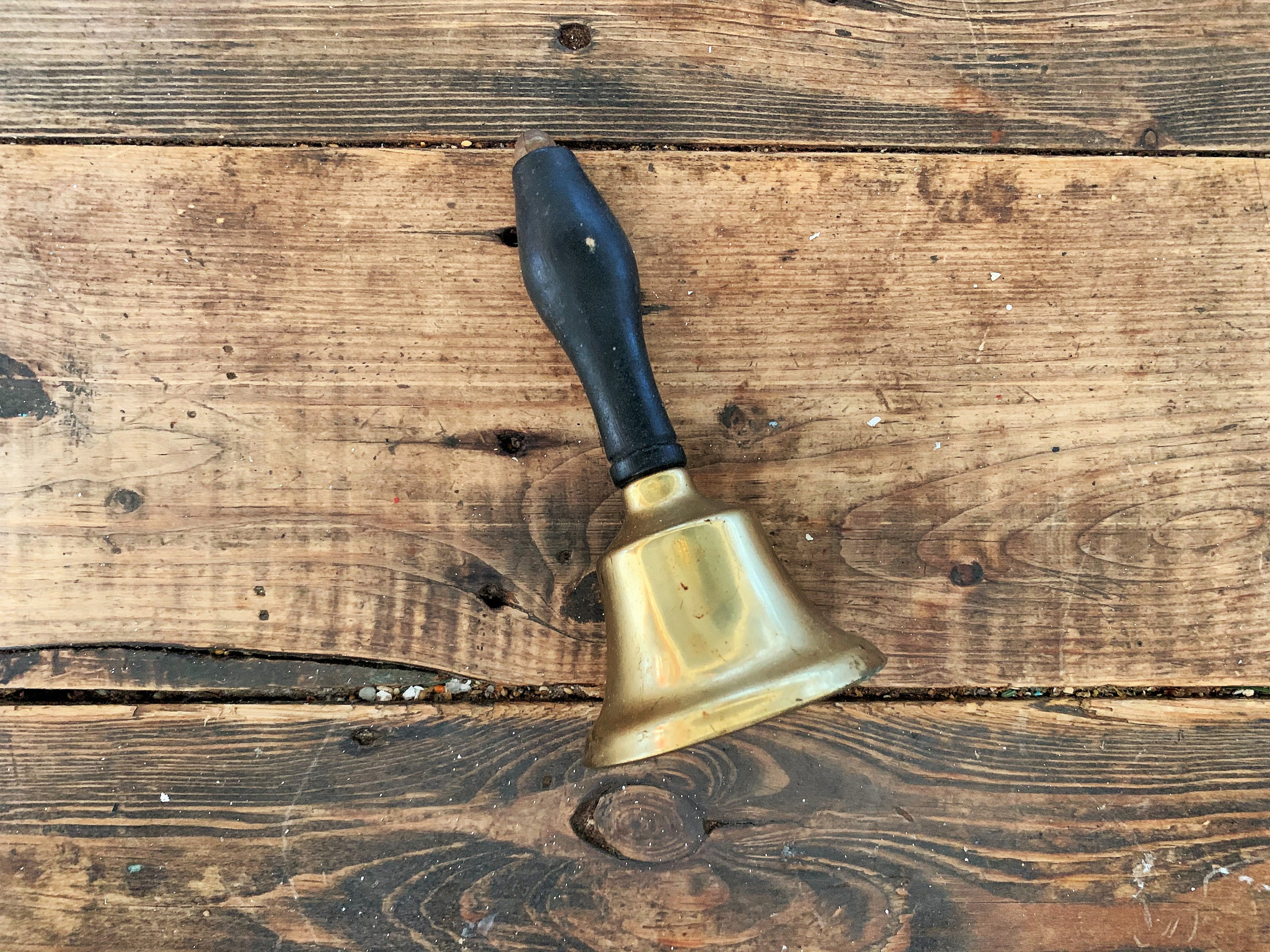 木製ハンドル付き小型真鍮ハンドベル、ヴィンテージ真鍮ハンドベル