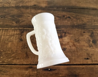 Juego de 4 jarras de cerveza de vidrio opalino Indiana Federal con escena de taberna, estilo vintage.