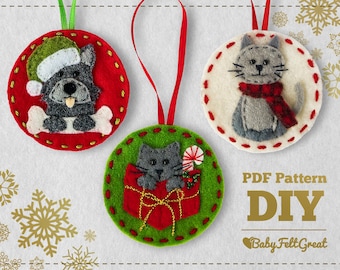 Könnte beinhalten: Drei Filz-Weihnachtsbaumschmuck mit einem Hund, der einen Weihnachtsmann-Hut trägt, einer Katze mit Schal und einer Katze, die ein Geschenk hält. Der Schmuck befindet sich auf einem weißen Hintergrund mit Schneeflocken. Der Text "PDF Pattern DIY Baby Felt Great" befindet sich am unteren Rand des Bildes.