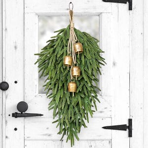 Guirnalda artificial de pino Norfolk con forma de lágrima, tacto real. 71-73 cm. Calidad. Navideño. Festivo. Suave y con cuerpo. Envío económico. Con campanillas doradas o blancas.