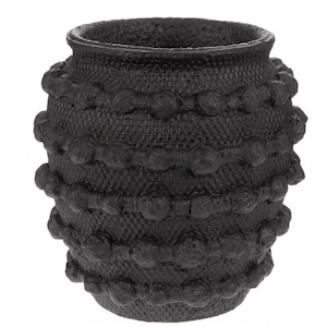 K&ouml;nnte beinhalten: Eine schwarze dekorative Vase mit strukturierter Oberfl&auml;che und einer Reihe erhabener, abgerundeter Verzierungen. Die Vase hat eine breite, offene Oberseite und eine leicht bauchige Form, geeignet f&uuml;r die Inneneinrichtung.