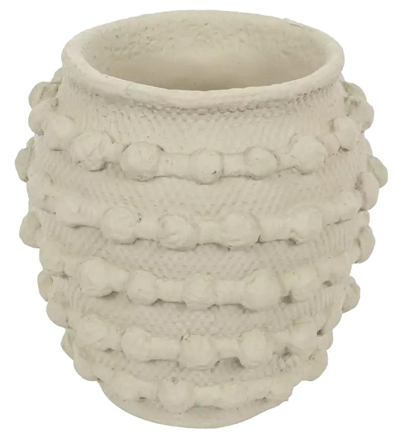K&ouml;nnte beinhalten: Cremefarbene Keramikvase mit strukturierter Oberfl&auml;che und runder Form. Die Vase hat ein gewebtes Muster mit kugelf&ouml;rmigen Verzierungen. Die offene Oberseite und die strukturierte Oberfl&auml;che verleihen ihr ein rustikales, handwerkliches Aussehen. Ideal f&uuml;r die Inneneinrichtung.