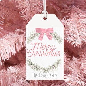 Kokette Weihnachtsgeschenkanhänger druckbarer Geschenkanhänger Frohe Weihnachten Geschenkanhänger bearbeitbarer Anhänger für Geschenke Schleife Geschenkanhänger rosa Kranz Geschenkanhänger herunterladen