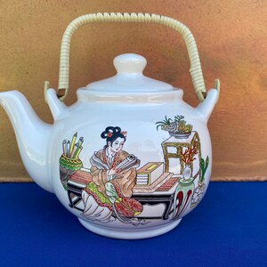 Vintage Geisha Teapot,Asian Teapot,White Porcelain Teapot,Made in Tawain Decorative Teapot,White Teapot,Rare Teapot,Unique Teapot