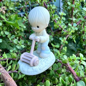 Precious Moment Figurine,Mow Power To Ya! Samuel J. Butcher,PM892,Boy Figurine,Decorative Figurine Decorative Trinket,Gift Ideas