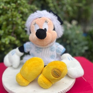 Disney Winter Minnie Maus Plüschtier, Schneeflocke Outfit (41 cm Groß) Bild 1