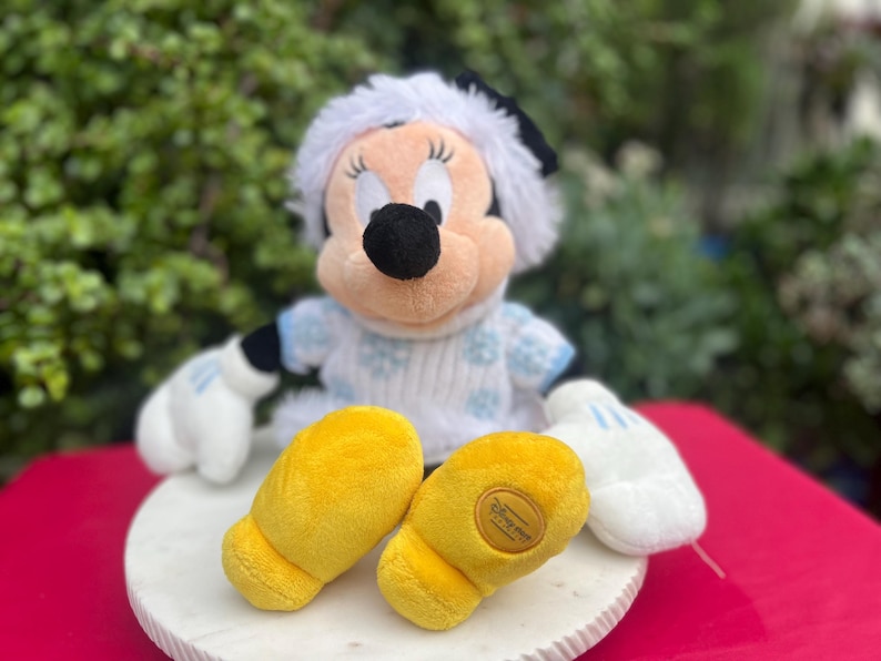 Disney Winter Minnie Maus Plüschtier, Schneeflocke Outfit (41 cm Groß) Bild 1