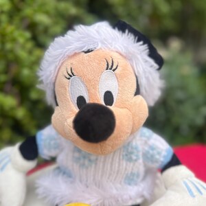 Disney Winter Minnie Maus Plüschtier, Schneeflocke Outfit (41 cm Groß) Bild 3