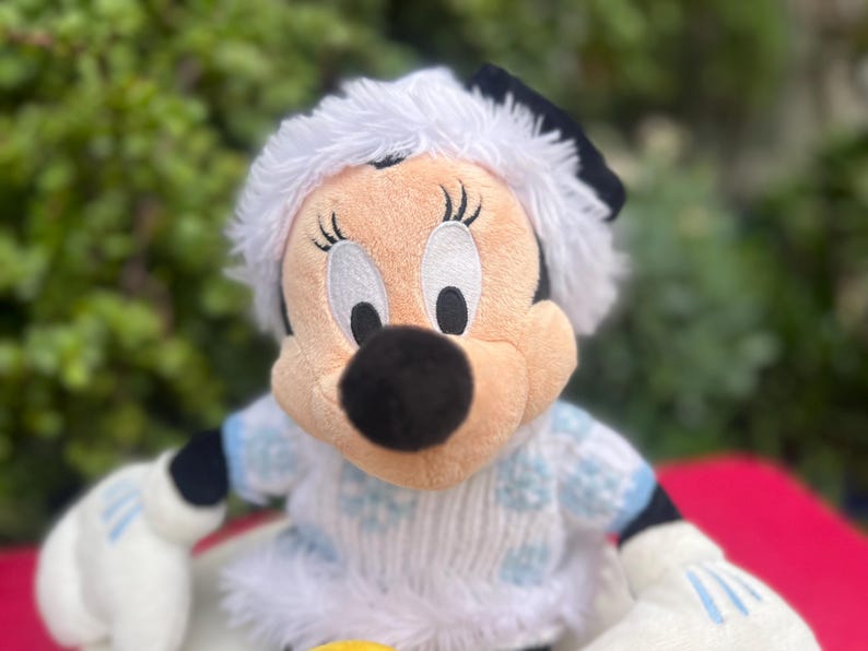 Disney Winter Minnie Maus Plüschtier, Schneeflocke Outfit (41 cm Groß) Bild 3