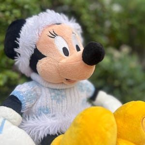 Disney Winter Minnie Maus Plüschtier, Schneeflocke Outfit (41 cm Groß) Bild 15