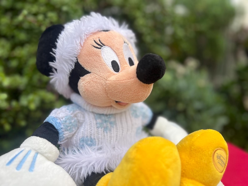 Disney Winter Minnie Maus Plüschtier, Schneeflocke Outfit (41 cm Groß) Bild 15