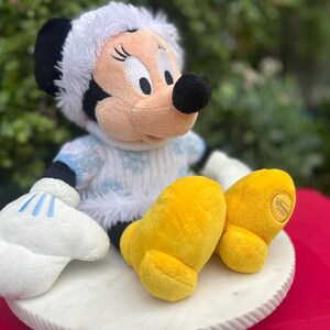 Disney Winter Minnie Maus Plüschtier, Schneeflocke Outfit (41 cm Groß) Bild 2