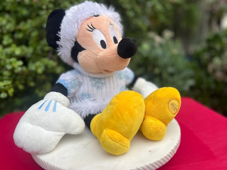Disney Winter Minnie Maus Plüschtier, Schneeflocke Outfit (41 cm Groß) Bild 2