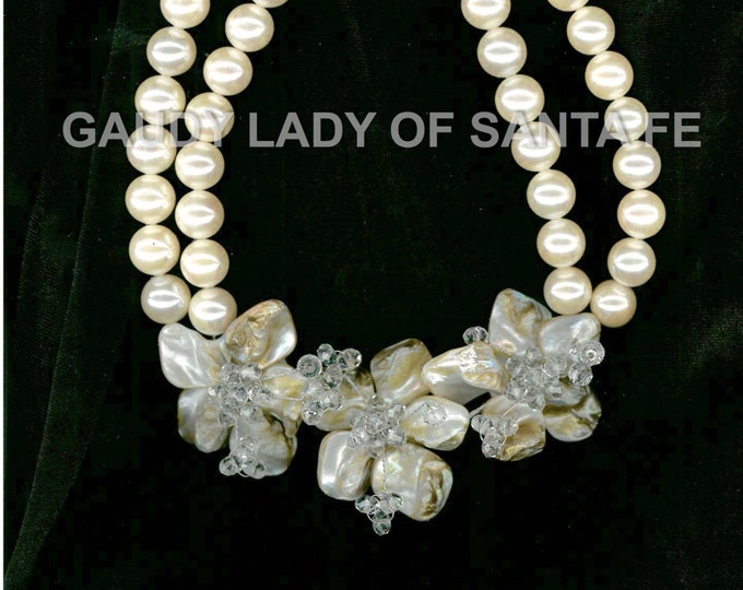 Glass Pearls Necklace withShell Flower and Chrystal Center