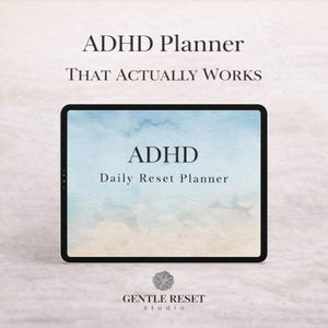 Op de afbeelding: Een digitale tablet met een "ADHD Daily Reset Planner" met een aquarel achtergrond. De tekst "ADHD Planner That Actually Works" staat boven de tablet. Het Gentle Reset Studio-logo staat onderaan.