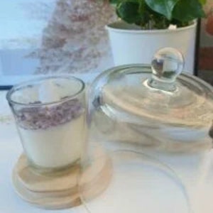 bougie de méditation à la vanille avec des pierres naturelles