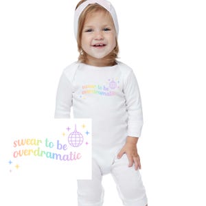 Swear to be Overdramatic romper voor pasgeborenen | rompertje voor babyaankondiging, geïnspireerd op TSwift