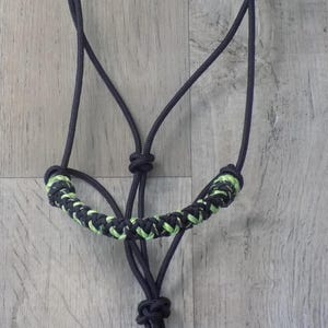 Schwarzes Pferdehalfter mit lindgrünem und schwarzem geflochtenem Nasenband aus Paracord