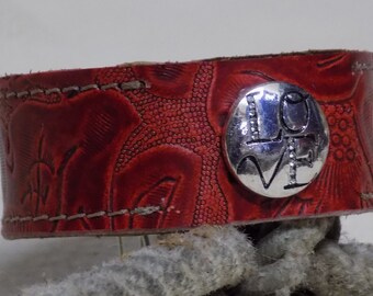 Appena il vostro dimensioni in pelle stampa floreale in rilievo rosso Cuff Bracelet con argento amore pulsante Concho