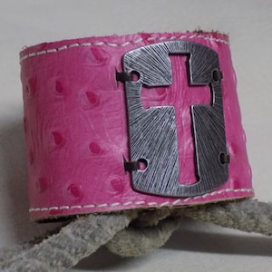 Einfach Ihre Größe Rosa geprägt Strauß Druck Breite Lederarmband mit Metall-Kreuz-Tag
