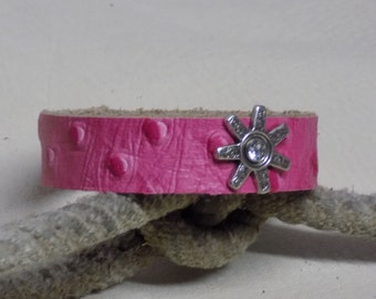 Stampa rosa in rilievo struzzo Bracciale in pelle con strass chiari e sperone Concho
