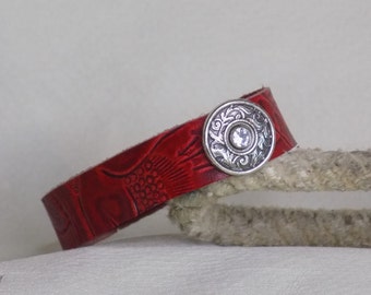 Bracciale Bangle in pelle goffrata floreale rosso con charm rotondo e strass