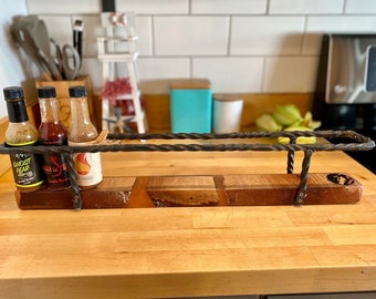 Espositore per bottiglie di salsa piccante – Legno e ferro – Organizzatore da parete/bancone – Opzioni di profondità 2,5-5 pollici / Mensola da cucina rustica fatta a mano