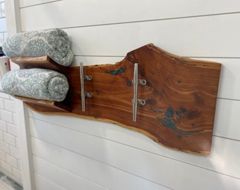 Portasciugamani in legno e resina epossidica per il bagno