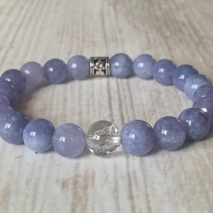 Peut inclure: Un bracelet en pierres précieuses bleu clair avec une perle de cristal transparente et des accents argentés.