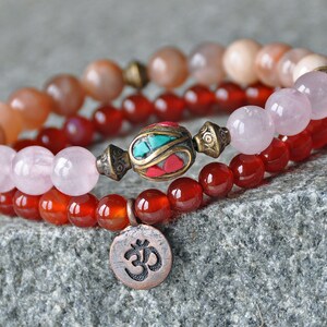 Karneol Yogaarmband Set: Rosenkvarts, Solsten, Tibetansk Mala