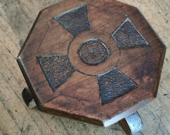 Supporto in legno intagliato a mano, piedistallo ottagonale in stile arte popolare, supporto rustico geometrico per vasi.