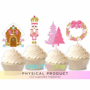 Puede incluir: Conjunto de 12 adornos para cupcakes con una casa de jengibre, un cascanueces, un árbol de Navidad rosa y una corona rosa y dorada. Los adornos están impresos en cartulina y son perfectos para añadir un toque festivo a tus cupcakes.
