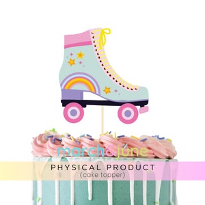 Könnte beinhalten: Ein Kuchentopper in Form eines pastellblauen und rosafarbenen Rollschuhs mit Regenbogen- und Sternendetails. Der Topper ist auf einem Stiel und kann auf einen Kuchen gesteckt werden.