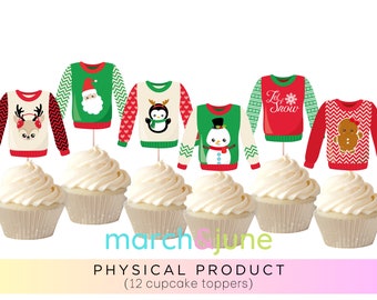 Puede incluir: Doce adornos para cupcakes con diferentes diseños de suéteres navideños. Los suéteres son rojos, verdes y blancos con varios patrones y personajes navideños, incluyendo renos, pingüinos, Papá Noel, muñecos de nieve y hombres de jengibre. Los adornos están impresos en cartulina y unidos a palitos de madera.