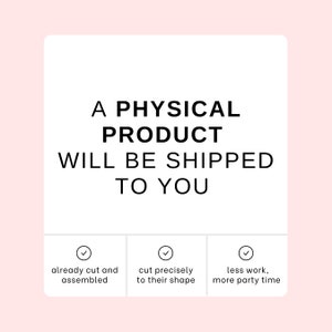 Może przedstawiać: Biała karta z czarnym tekstem, kt&oacute;ry brzmi "A PHYSICAL PRODUCT WILL BE SHIPPED TO YOU". Pod tekstem znajdują się trzy znaczniki wyboru z tekstem opisującym korzyści z zakupu produktu fizycznego: "already cut and assembled", "cut precisely to their shape" i "less work, more party time".