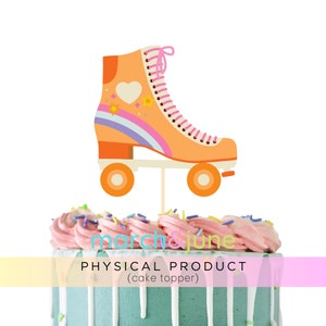 Könnte beinhalten: Orangener und rosa Rollschuh-Kuchentopper mit Regenbogen- und Sternendesign. Der Topper befindet sich auf einem Kuchen mit rosa Zuckerguss und Streuseln.
