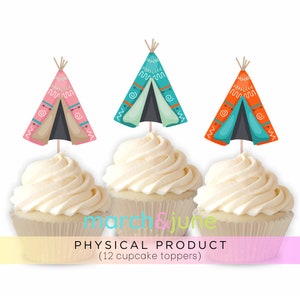 Puede incluir: Doce adornos para cupcakes con tipis coloridos con patrones geométricos. Los adornos están hechos de cartulina y tienen palitos de madera para una fácil inserción en los cupcakes.