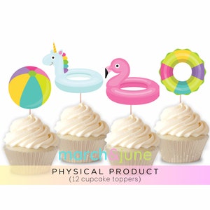 Può includere: Dodici topper per cupcake con una varietà di design a tema estivo, tra cui una palla da spiaggia, un galleggiante a forma di unicorno, un galleggiante a forma di fenicottero e un salvagente colorato.