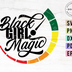 Pu&ograve; includere: Grafica in bianco e nero con il testo "Black Girl Magic" in un font stilizzato. Il testo &egrave; su uno sfondo circolare con un design simile a un tachimetro in rosso, arancione, giallo, verde e blu.