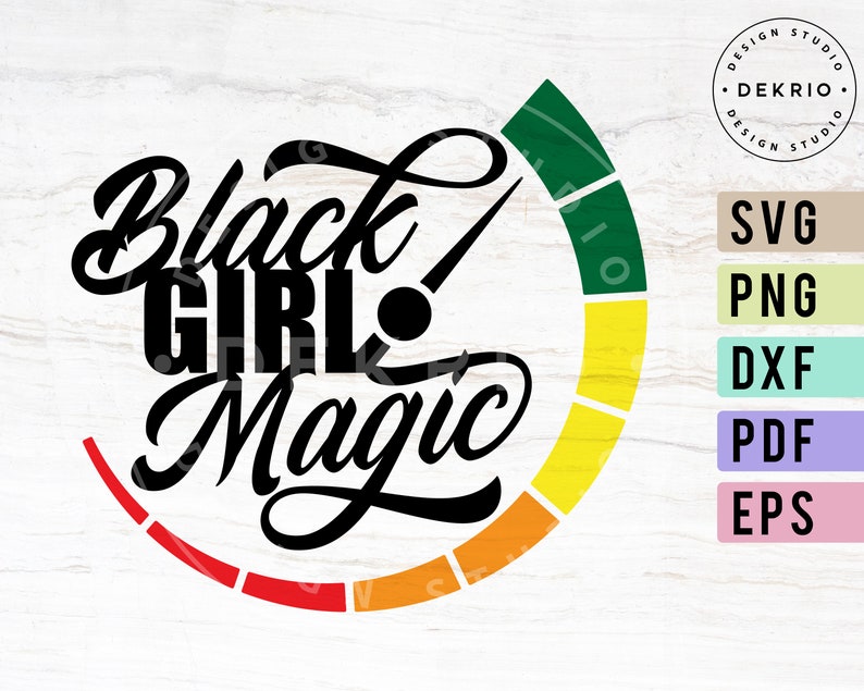 Pu&ograve; includere: Grafica in bianco e nero con il testo "Black Girl Magic" in un font stilizzato. Il testo &egrave; su uno sfondo circolare con un design simile a un tachimetro in rosso, arancione, giallo, verde e blu.