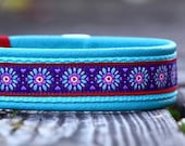 Customized dog collar staplessly adjustable in length padded with leather